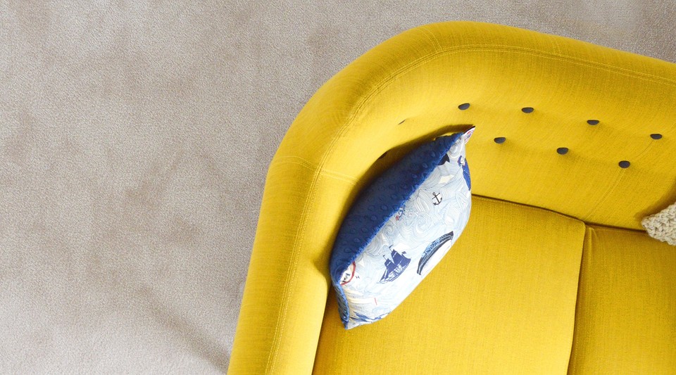 Різноманіття тканин для оббивки диванів: від класики до сучасних рішень