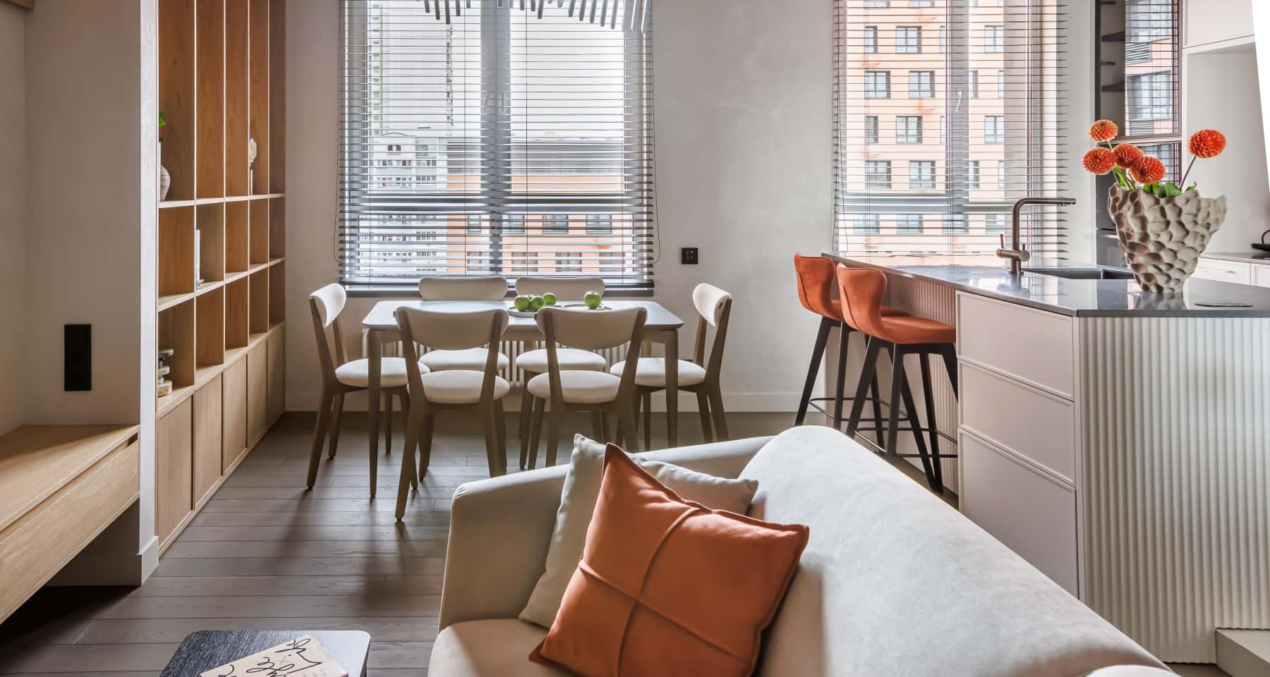 Дизайн інтер'єру: вдале поєднання синього та жовтого кольорів у вітальні.