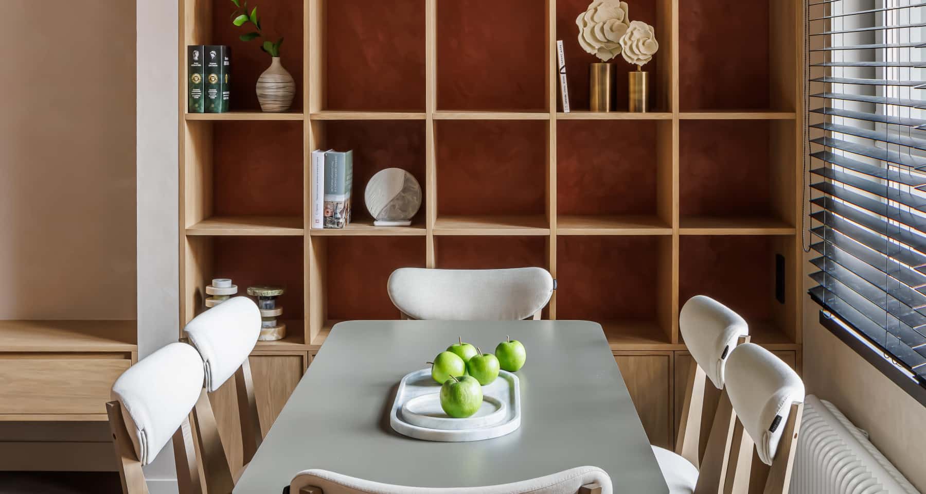 Поєднання кольорів в інтер'єрі: гармонійний дизайн вітальні з акцентними подушками.