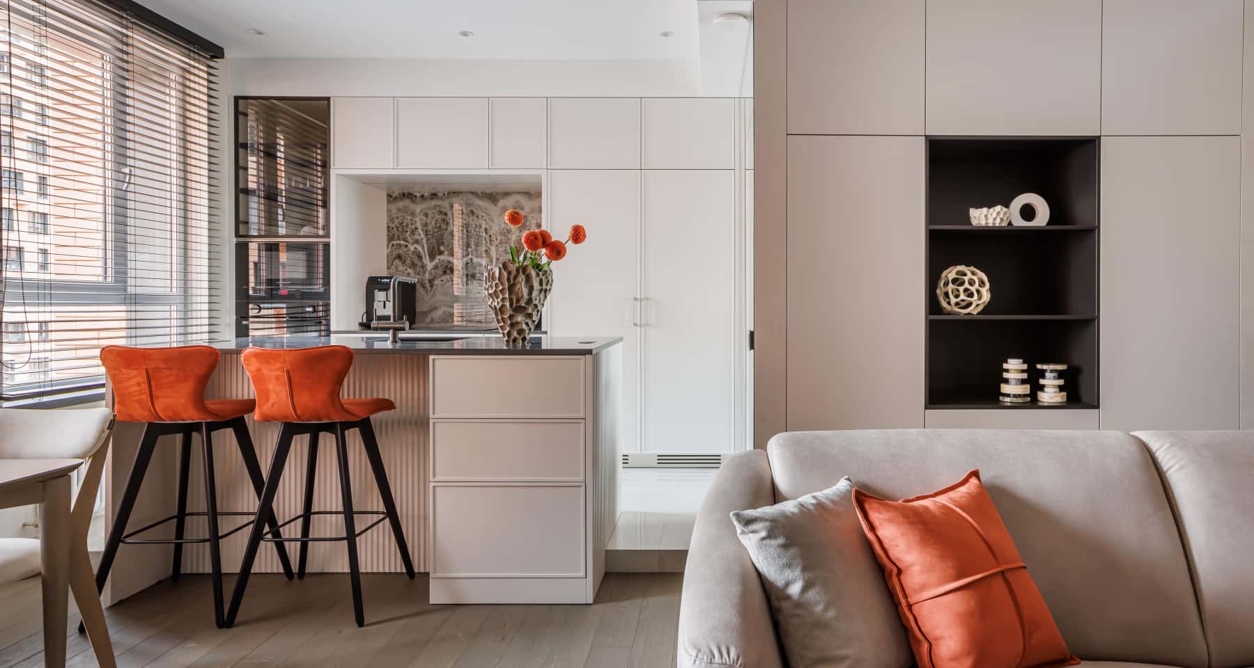 Колірні рішення для інтер'єру кабінету, що сприяють концентрації та продуктивності.