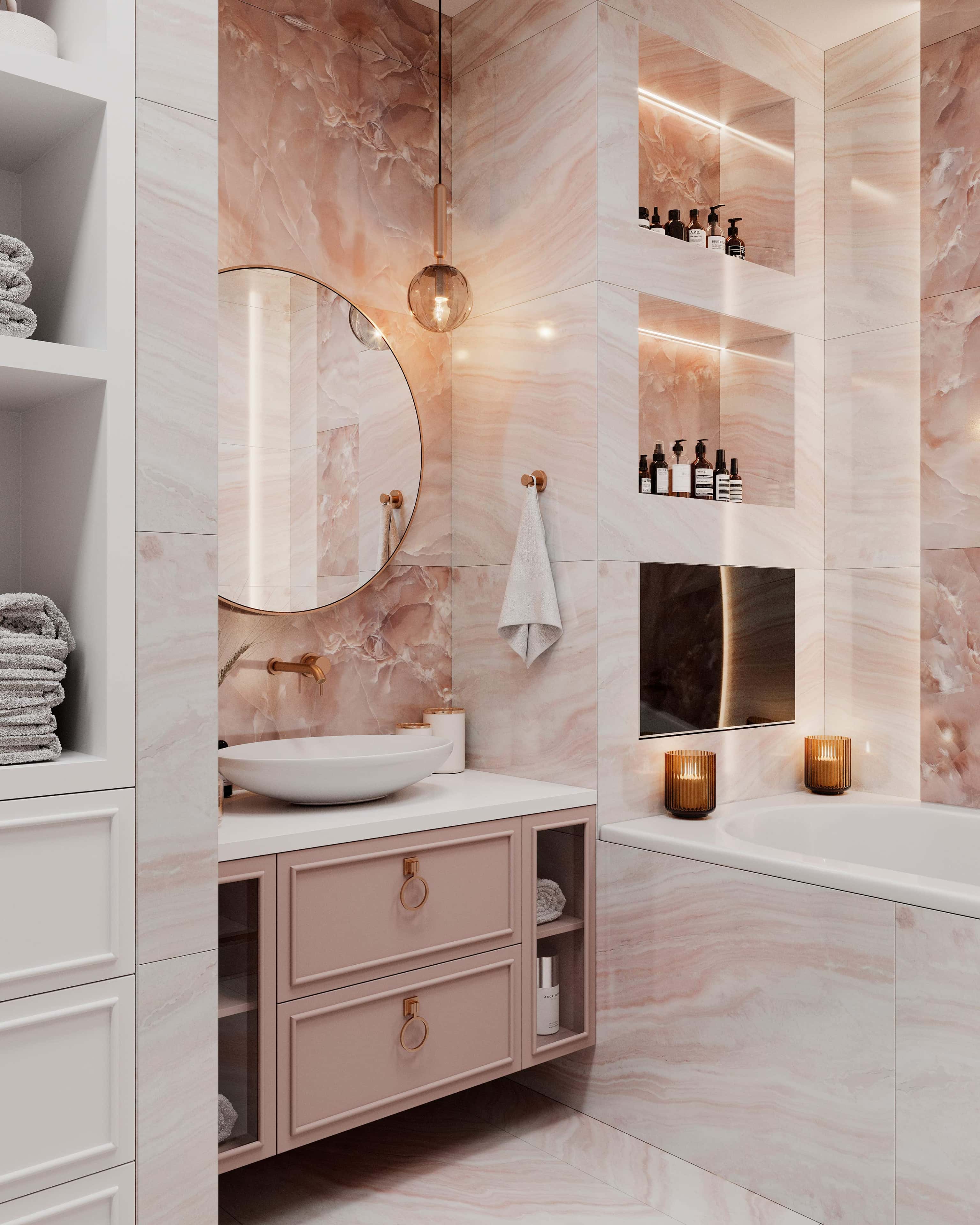 Інтер'єр з акцентом на кольори: синій диван і жовті подушки у вітальні.