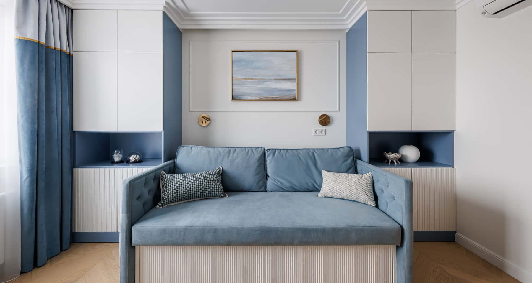 Поєднання кольорів: елегантний інтер'єр з використанням сірого та рожевого кольорів.