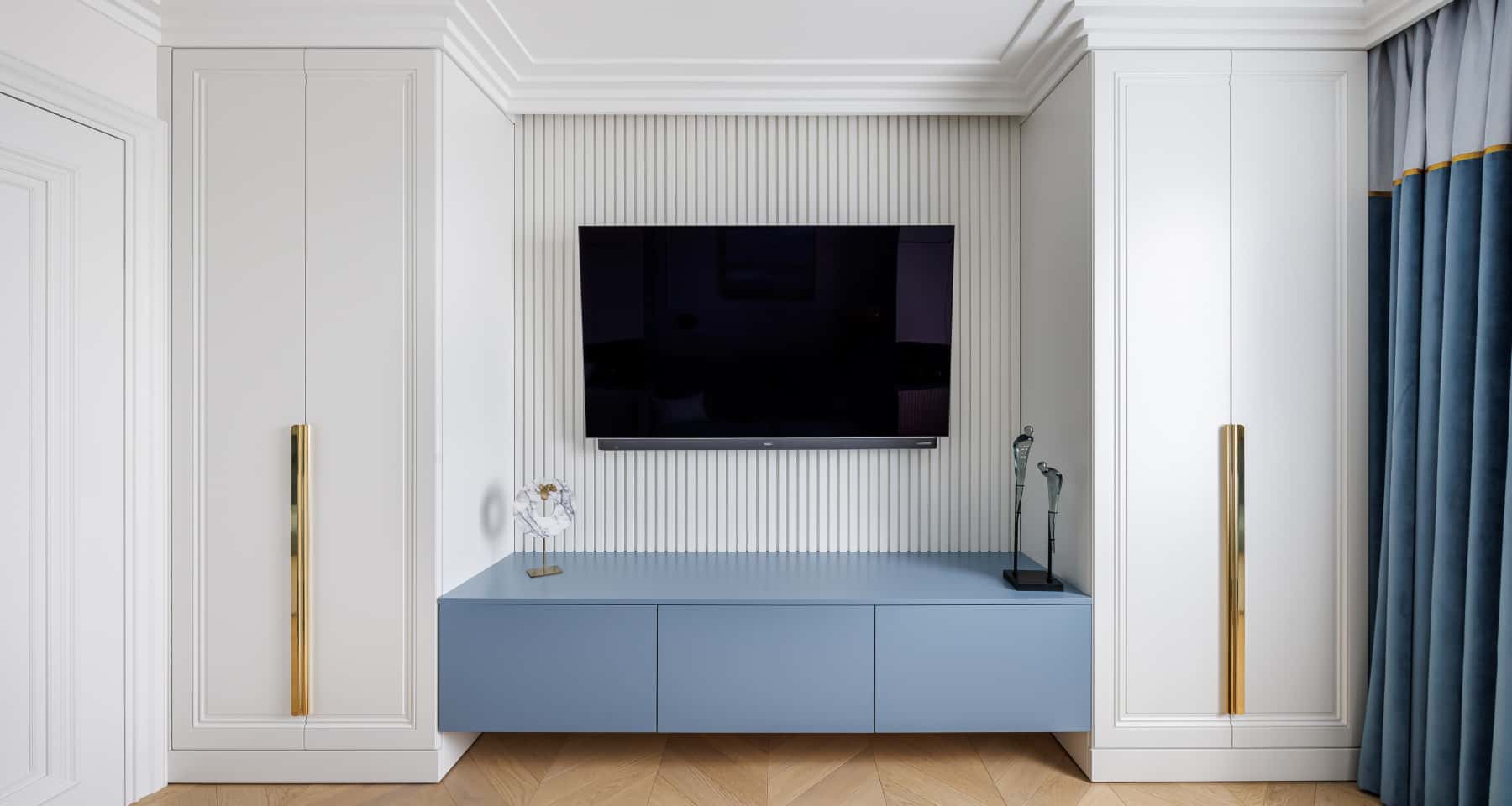 Колірна палітра: використання нейтральних кольорів з яскравими акцентами в дизайні.