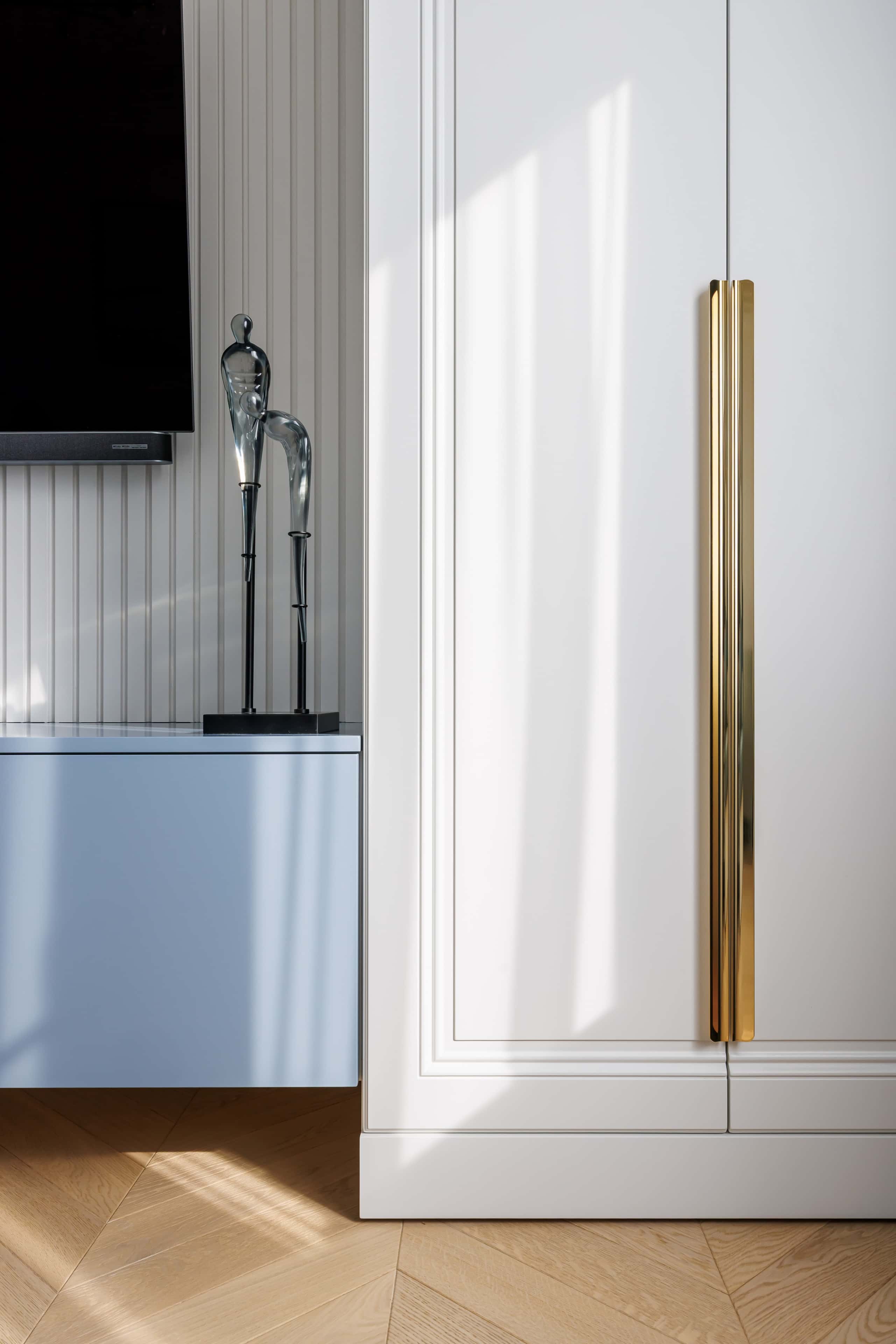 Дизайн інтер'єру: світла та простора кухня з акцентом на теплих кольорах.