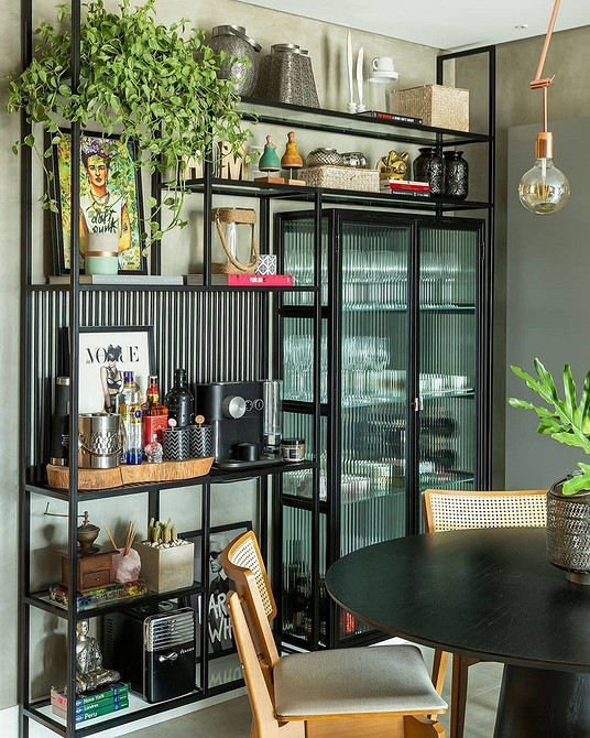 Сервант з комбінованими дверцятами (скло та дерево) для вітальні