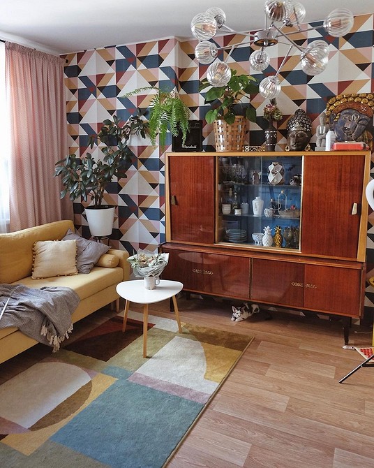 Сучасний дизайн серванта для посуду в інтер'єрі вітальні з підсвіткою.