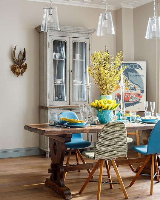 Мінімалістичний сервант для посуду в світлій вітальні, сучасний дизайн