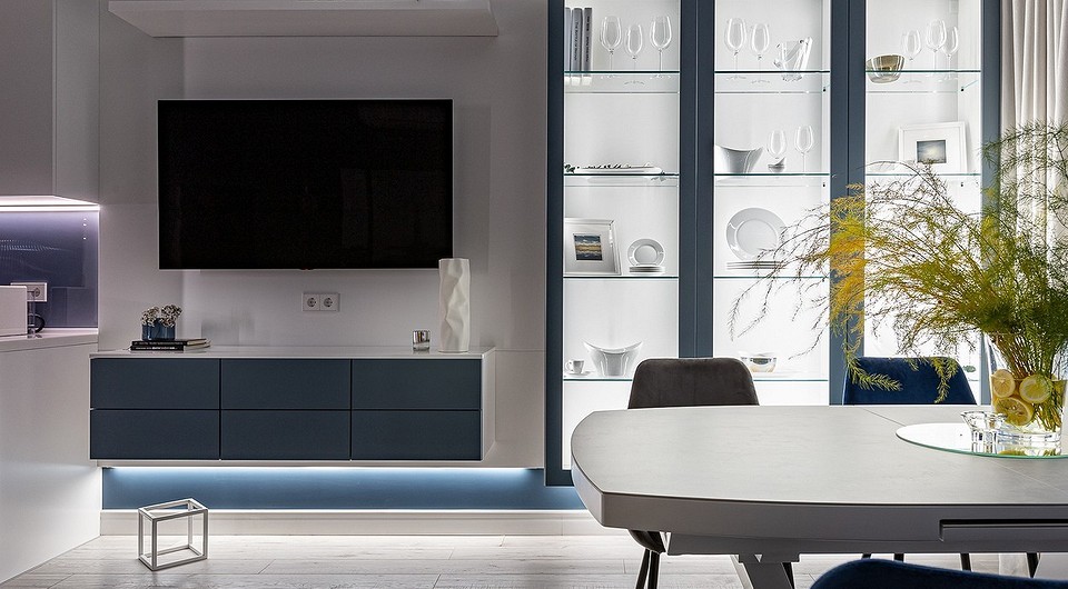 Сучасний сервант у вітальні з елегантним дизайном для посуду та декору.