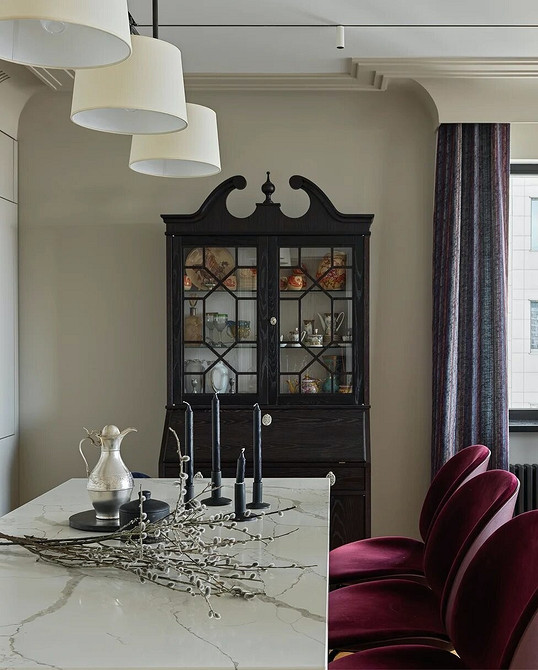 Білий сервант з скляними дверцятами для посуду в сучасній вітальні