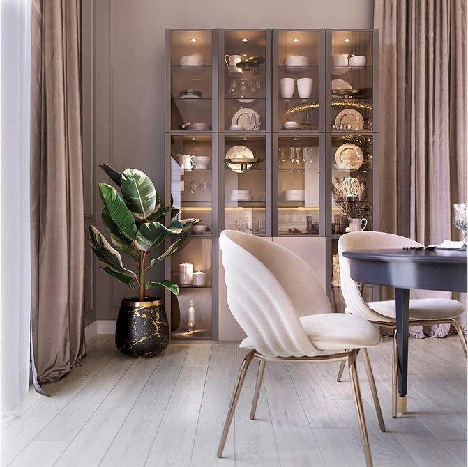 Сервант для посуду з прозорими скляними дверцятами у світлій вітальні