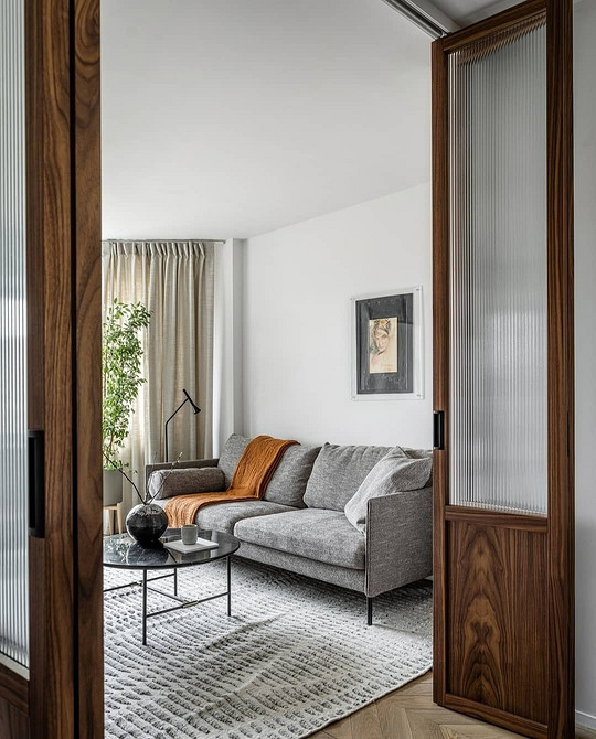 Елегантний шкіряний диван для розкішної вітальні в класичному стилі