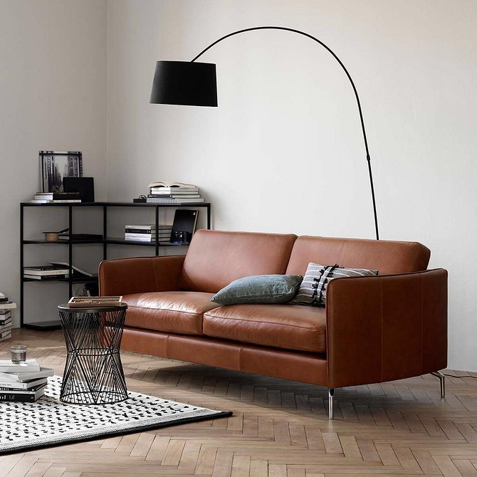 Зручний диван у вітальню: великий, м'який, ідеальний для сімейного відпочинку.