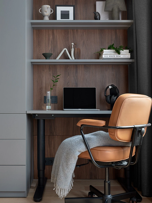 Біле комп'ютерне крісло: стильний та мінімалістичний дизайн, що гармонійно поєднується з сучасним інтер'єром.