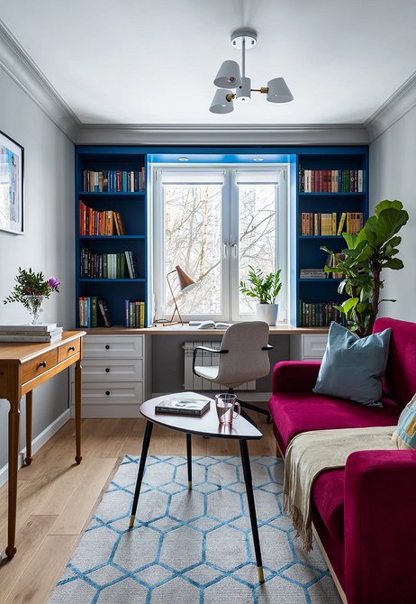 Геймерське крісло з червоними вставками: ергономічний дизайн для комфортної гри, ідеально вписується в сучасний інтер'єр.