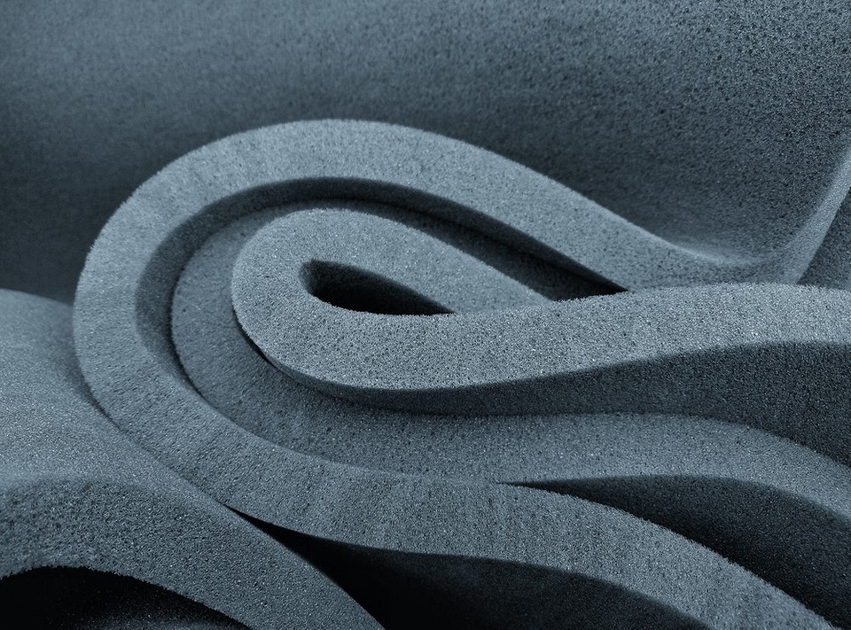 Жорсткий диван з міцним наповнювачем для підтримки спини та постави