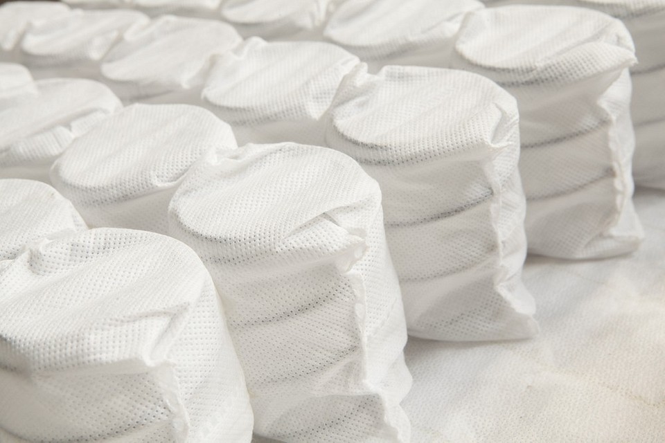 Розріз дивана показує внутрішній пружинний блок та шари наповнювача