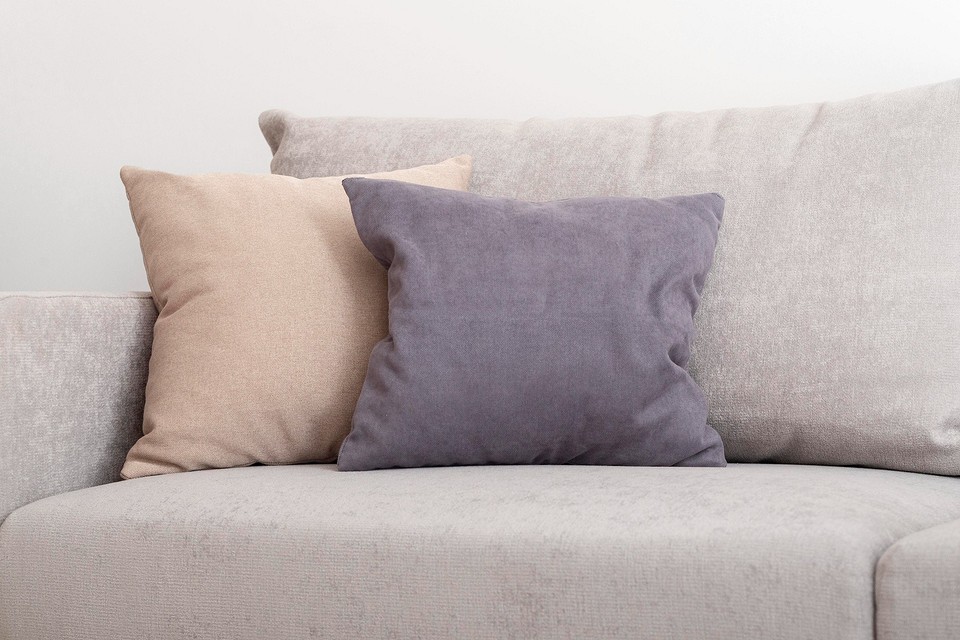 Зображення розібраного дивана, що демонструє шари наповнювача та конструкцію