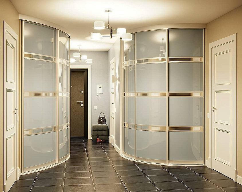 Сучасна шафа в світлих тонах для передпокою, візуально розширює простір.