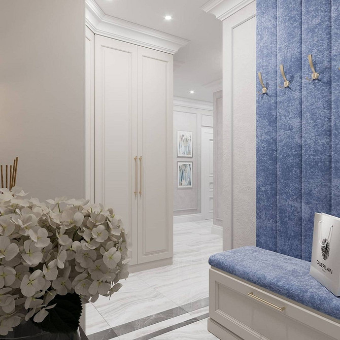 Вбудована шафа в передпокій від підлоги до стелі для максимального використання простору.