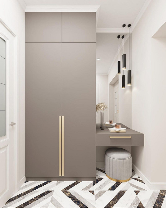 Велика шафа розпашна в просторому передпокої з антресоллю для зберігання речей.