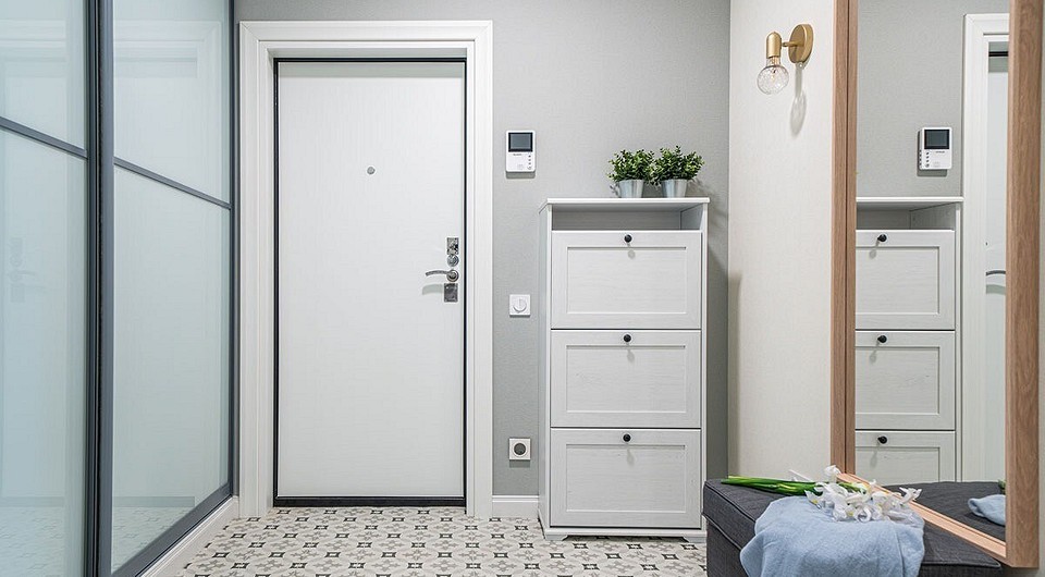 Сучасний дизайн шафи купе в прихожу для ефективного зберігання речей.