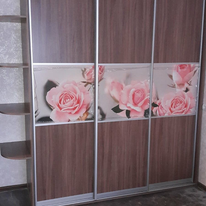 Сучасна шафа в коридор з підсвіткою, що додає комфорту та стилю.