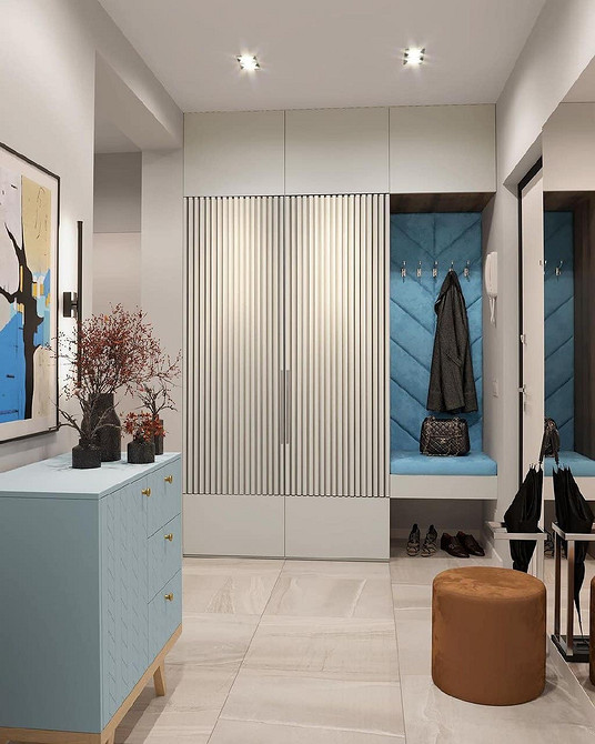 Кутова шафа в передпокій з дзеркальними дверцятами для візуального розширення простору.