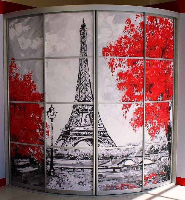 Невелика кутова шафа в передпокій, що дозволяє максимально використати простір.