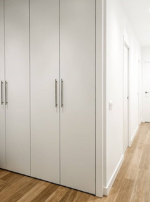 Велика шафа розпашна в передпокій для зберігання одягу, взуття та інших речей.