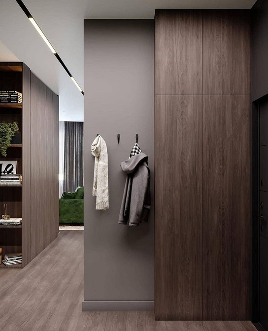 Розпашна шафа в передпокій у світлих тонах з відкритими полицями для декору.