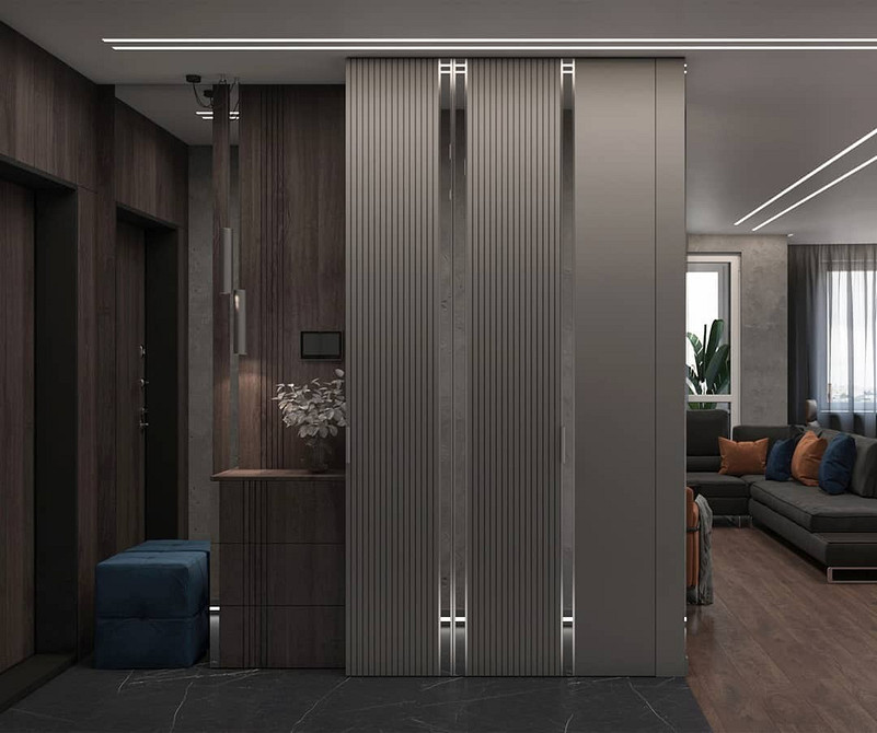 Стильна шафа-купе в коридорі з фасадами під дерево та елегантними ручками.