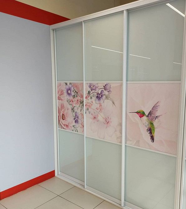 Шафа з оригінальним оздобленням фасаду в передпокої, акцент на текстурі дерева.