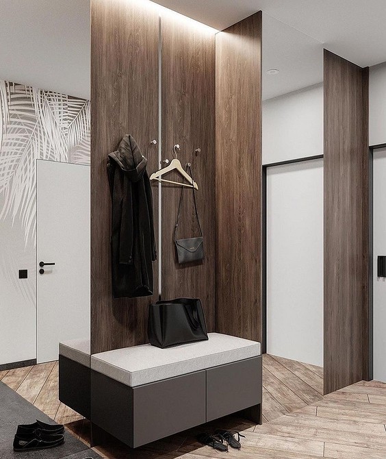 Сучасна шафа в коридор з підсвіткою для зручного використання в темний час доби.