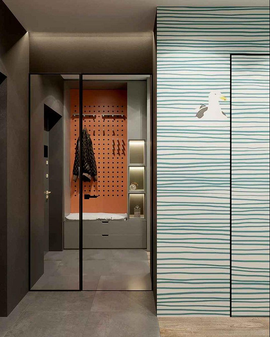 Світла шафа розпашна у передпокої з відкритими полицями для взуття та декору.