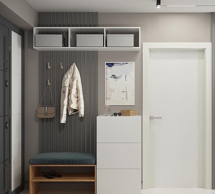Біла шафа розпашна в передпокій з антресоллю для зберігання сезонних речей