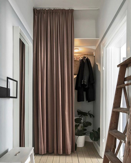 Кутова шафа в передпокій з комбінованими дверцятами: дзеркальними та глухими.