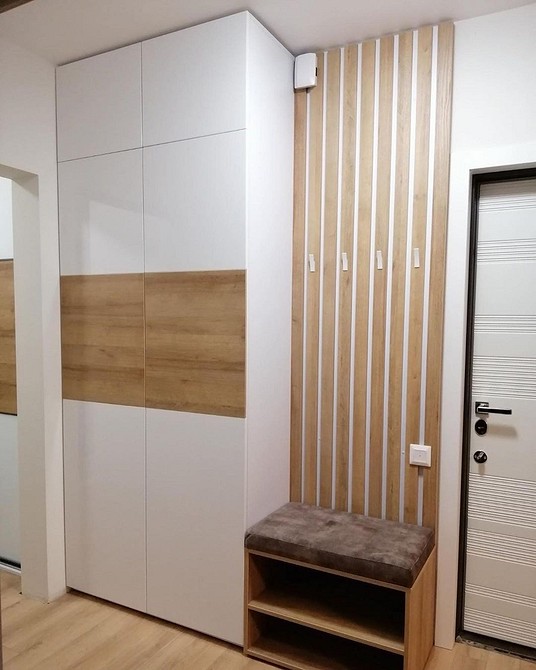 Елегантна розпашна шафа в передпокій з полицями для взуття та одягу