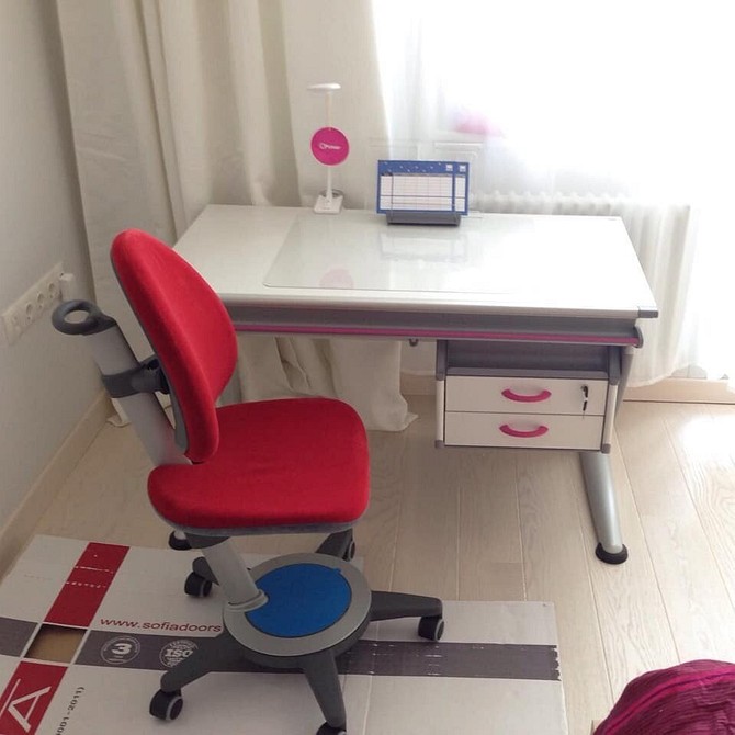 Приклад шкільних меблів: ергономічний стілець для підтримки правильної постави учня