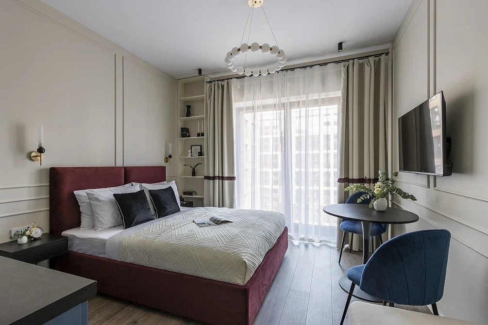 Дизайн спальні з двоспальним ліжком, враховуючи висоту ліжка та загальний стиль