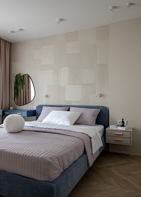 Двоспальне ліжко з дерев'яним каркасом в сучасній спальні, вибір ідеального розміру та висоти ліжка.