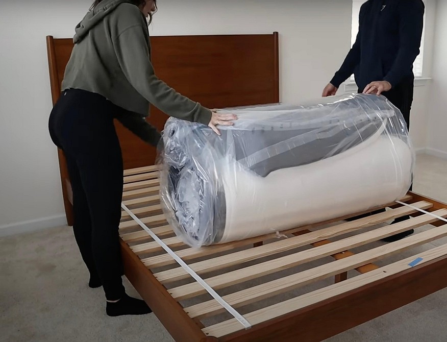 Оптимальна висота ліжка: ліжко з тумбочками для зручного використання в спальні.