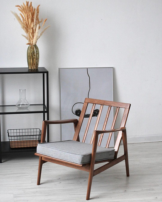 Реставрація антикварного крісла: відновлення оббивки та дерев'яних елементів майстром.