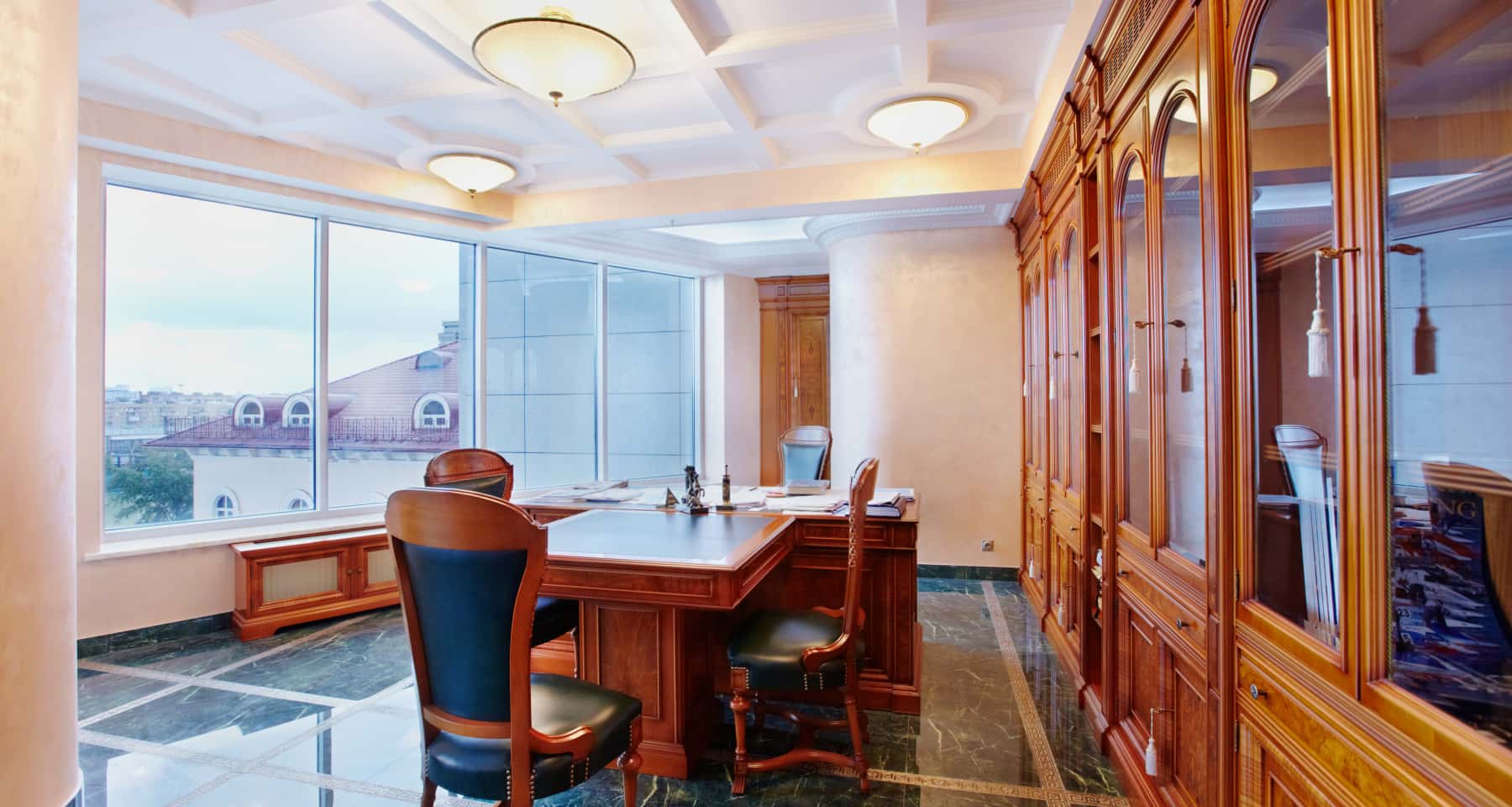 Капітальний ремонт офісу в класичному стилі, що підкреслює стабільність компанії