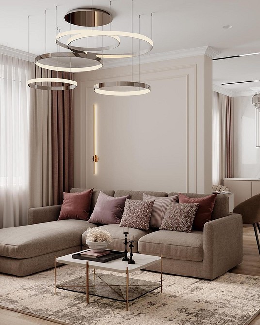 Стильний коричневий диван в сучасному інтер'єрі вітальні з декоративними подушками