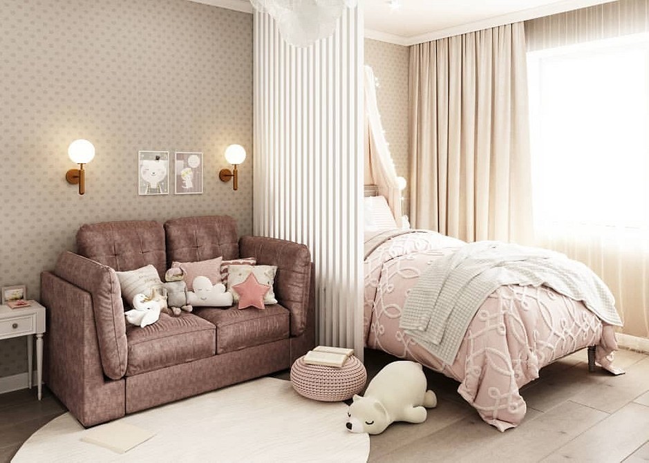 Елегантний коричневий шкіряний диван в класичному інтер'єрі, додає розкоші кімнаті