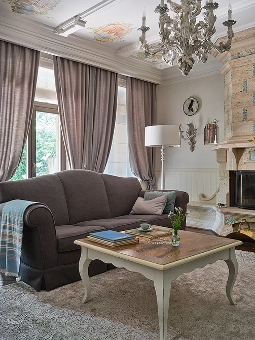 Елегантний коричневий шкіряний диван у мінімалістичному інтер'єрі з акцентним декором.