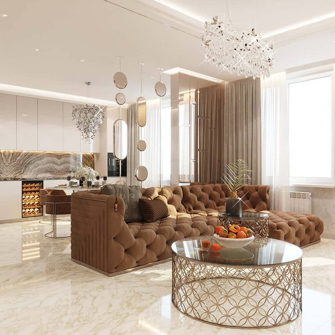 Світла вітальня з акцентом на коричневий диван та декоративні рослини в горщиках