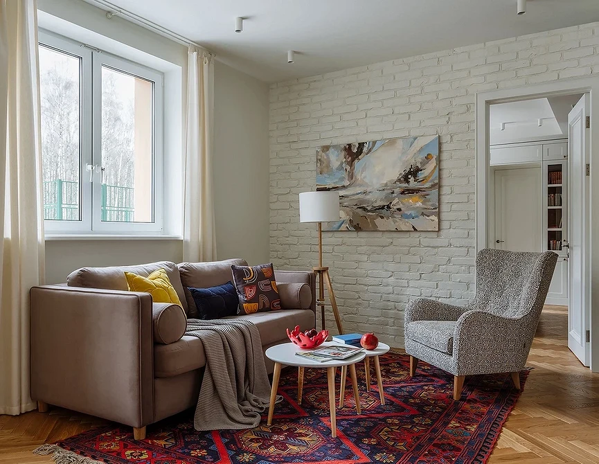 Світлий коричневий диван в інтер'єрі дитячої кімнати з яскравими акцентами