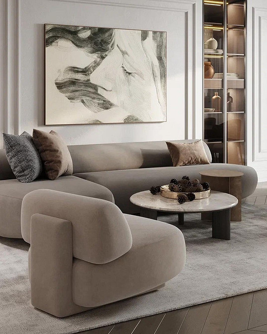 Елегантна вітальня з коричневим диваном, каміном та книжковими полицями: ідеальне поєднання