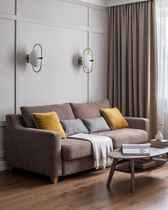 Стильний коричневий диван в інтер'єрі, акцент на відтінки коричневого та поєднання кольорів.